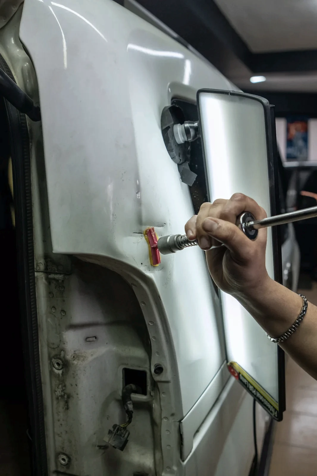 Ferramenta de PDR trabalhando a face interna da lataria