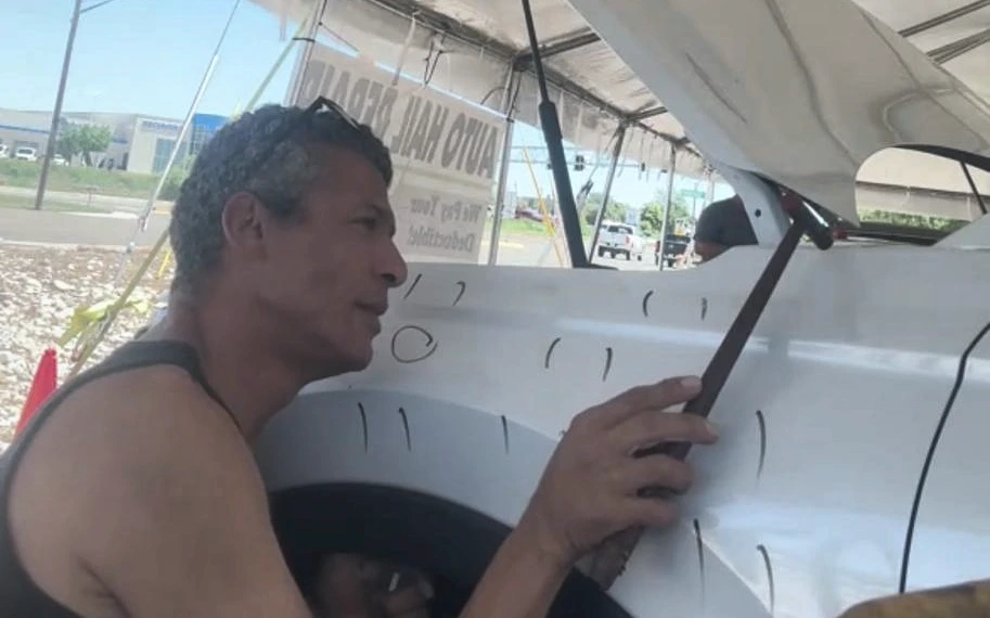 Especialista Arauto analisando e reparando a lateral de um veículo