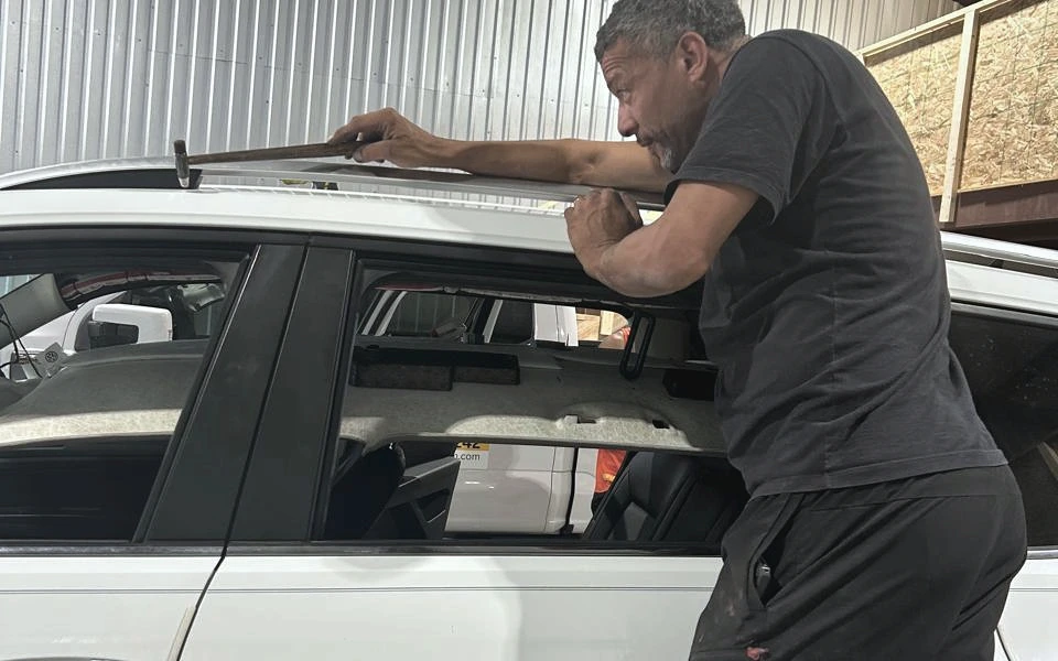 Especialista Arauto avaliando o teto de um veículo branco
